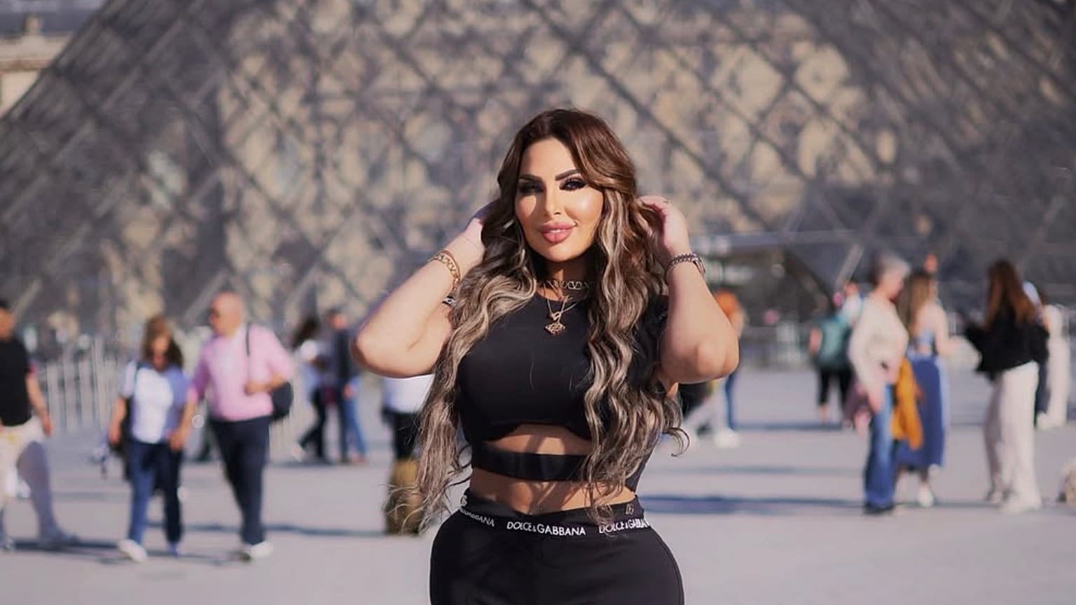 Sarah Khalifa, Louvre Müzesi önünde poz veriyor.