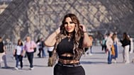 Sarah Khalifa, Louvre Müzesi önünde poz veriyor.