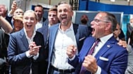 Ulrich Siegmund, ao centro, candidato principal e copresidente do grupo parlamentar da AfD no Parlamento regional da Saxónia-Anhalt, celebra com Alice Weidel