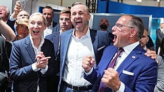 Ulrich Siegmund, ao centro, candidato principal e copresidente do grupo parlamentar da AfD no Parlamento regional da Saxónia-Anhalt, celebra com Alice Weidel