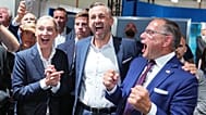 Ulrich Siegmund (centro), cabeza de lista de AfD en Sajonia-Anhalt, celebra los resultados junto a Alice Weidel, líder del partido, en Magdeburgo, el 6 de septiembre de 2026