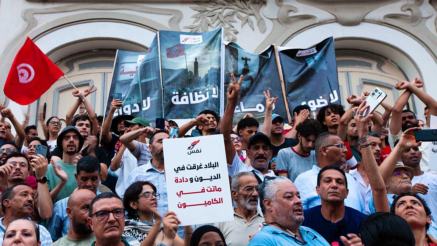 يشارك الناس في مظاهرة ضد الرئيس قيس سعيد في وسط مدينة تونس العاصمة، تونس، السبت 25 يوليو 2026. (AP Photo/Ons Abid)