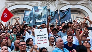 يشارك الناس في مظاهرة ضد الرئيس قيس سعيد في وسط مدينة تونس العاصمة، تونس، السبت 25 يوليو 2026. (AP Photo/Ons Abid)