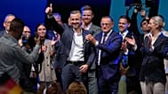 AfD-Spitzenkandidat Ulrich Siegmund zeigt neben Tino Chrupalla und Alice Weidel den Daumen nach oben, am Sonntag, 6. September 2026
