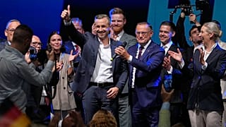 AfD-Spitzenkandidat Ulrich Siegmund zeigt neben Tino Chrupalla und Alice Weidel den Daumen nach oben, am Sonntag, 6. September 2026