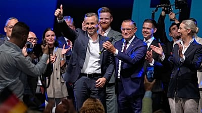 Ο επικεφαλής υποψήφιος της AfD Ούλριχ Ζίγκμουντ σηκώνει τον αντίχειρα δίπλα στους Τίνο Χρουπάλα και Άλις Βάιντελ, την Κυριακή 6 Σεπτεμβρίου 2026