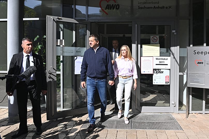 Sven Schulze und seine Frau Kati verlassen nach der Stimmabgabe das Wahllokal in Magdeburg. Sonntag, 6. September 2026