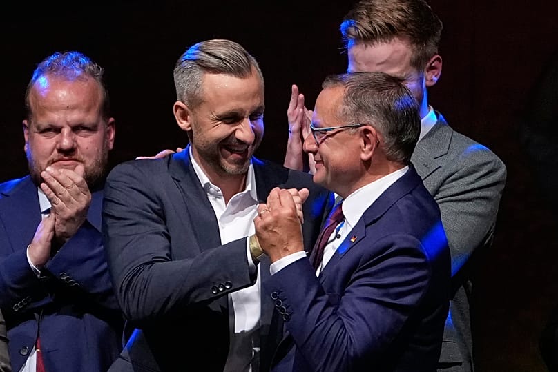 AfD-Spitzenkandidat Ulrich Siegmund schüttelt Parteichef Tino Chrupalla bei der Wahlparty in Magdeburg am 6. September 2026 die Hand.