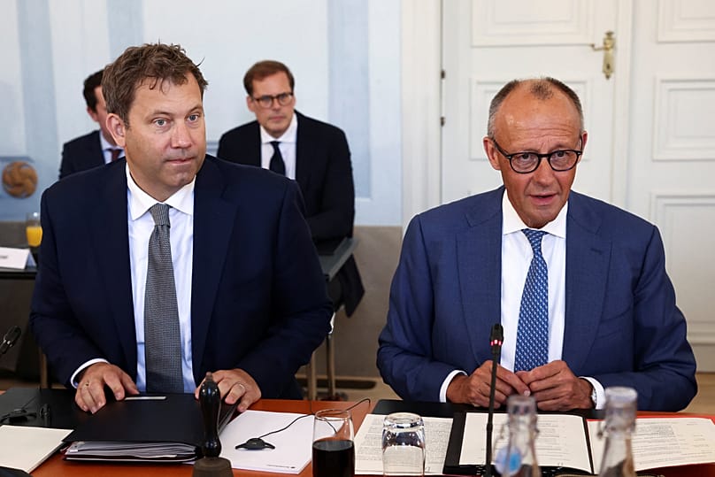 Bundeskanzler Friedrich Merz, rechts, und Vizekanzler und Bundesfinanzminister Lars Klingbeil, links, am 25. August 2026 bei einer Klausurtagung auf Schloss Hardenberg.