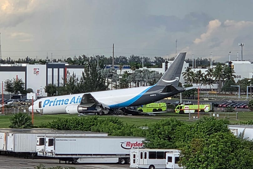 Un avion-cargo d'Amazon immobilisé à l'aéroport international de Miami (MIA) après être sorti de piste, le dimanche 6 septembre 2026