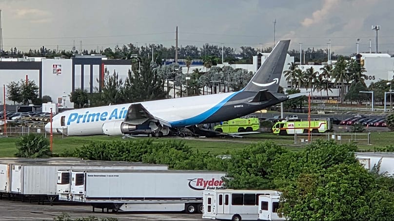 Un avión de carga de Amazon permanece en el Aeropuerto Internacional de Miami (MIA) tras salirse de la pista el 6 de septiembre de 2026. (Foto AP/David Fischer)