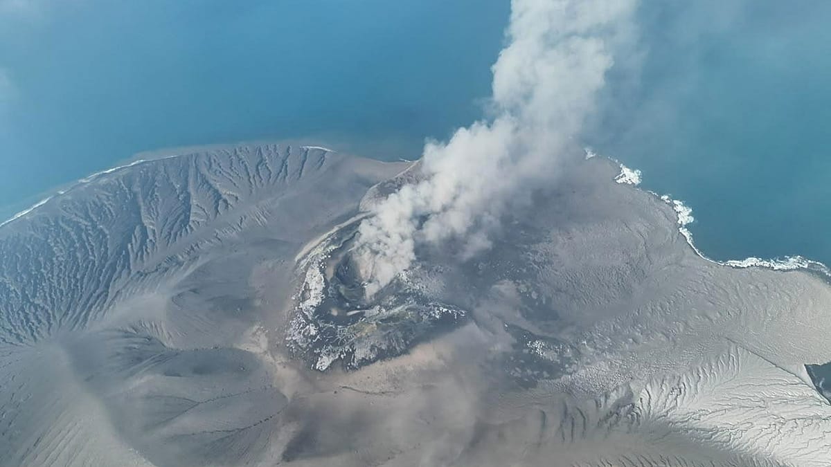 Jakarta Airport Reopens After Anak Krakatau Volcanic Ash Clears in Natural Disasters