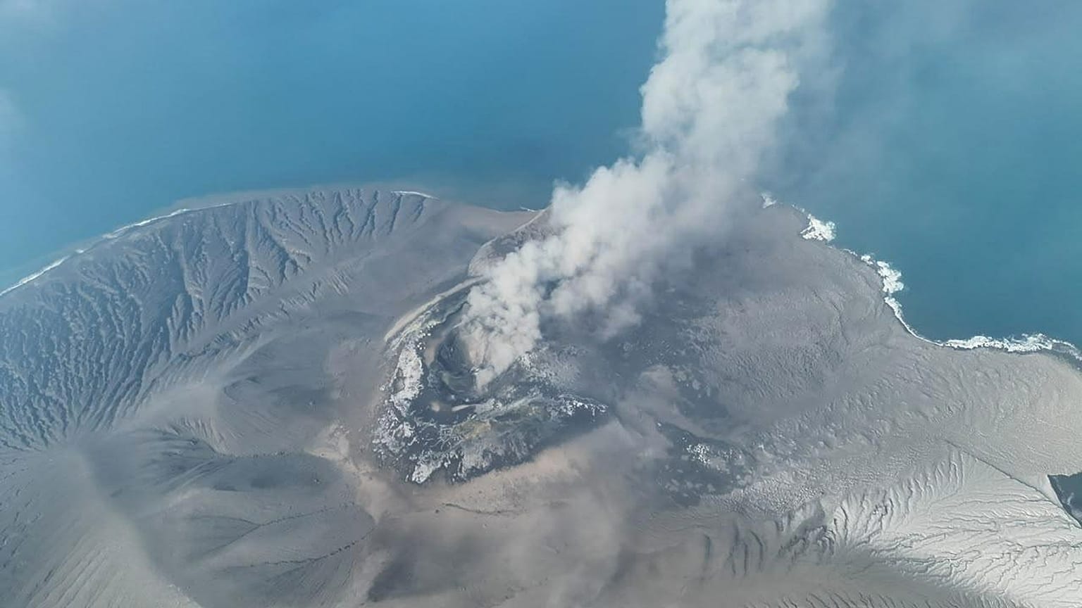 Rauch und Asche über dem Anak Krakatau, 5. September 2026
