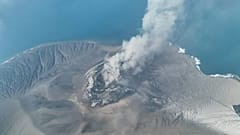 Rauch und Asche über dem Anak Krakatau, 5. September 2026