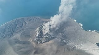Rauch und Asche über dem Anak Krakatau, 5. September 2026