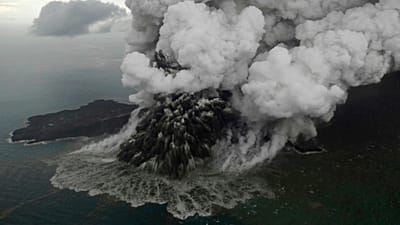 Des panaches s’élèvent du mont Anak Krakatau lors d’une éruption dans le détroit de la Sonde, en Indonésie, le dimanche 23 décembre 2018