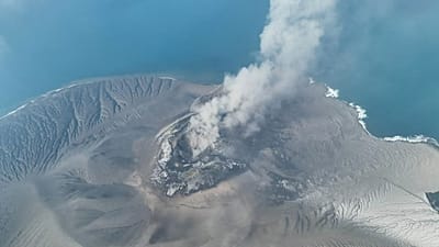 Rauch und Asche über dem Anak Krakatau, 5. September 2026