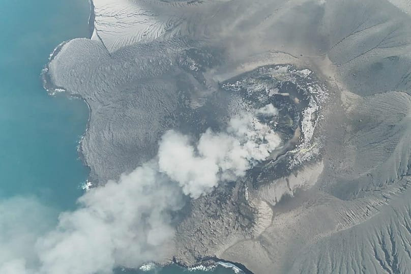 Le mont Anak Krakatoa crache de la fumée volcanique dans le détroit de la Sonde, en Indonésie, le samedi 5 septembre 2026