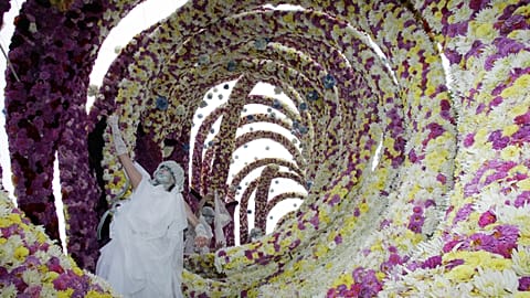 11 Eylül 2005'te Hollanda'nın güneyindeki çiçek geçidinde dev bir dalgayı tasvir eden çiçekten bir heykel sergileniyor.