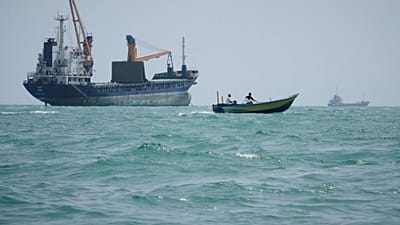 قارب بخاري يمر بجانب سفينة شحن عامة راسية في مضيق هرمز قبالة بندر عباس، إيران، الأحد 6 سبتمبر 2026. 