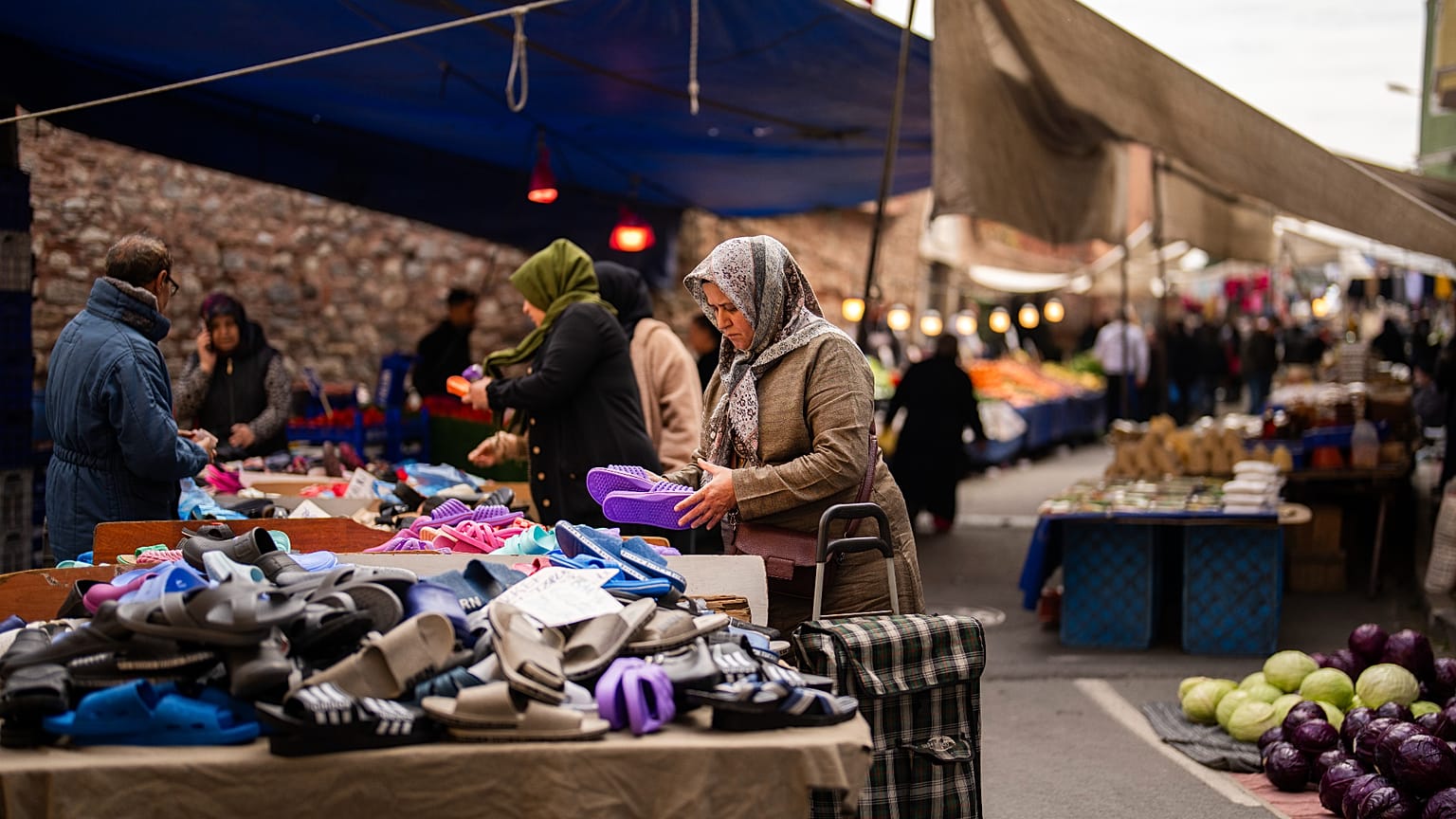 Des personnes achètent des produits et de la nourriture sur un marché de rue à Istanbul, Turquie - photo d'archive