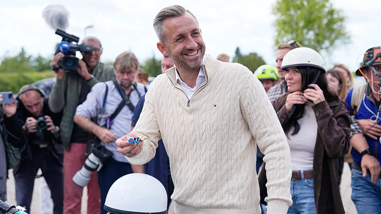 Ulrich Siegmund, tête de liste du parti "Alternative pour l'Allemagne" (AfD), tient les clés de sa moto aux couleurs du parti