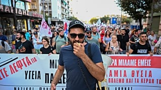 Ένας διαδηλωτής φωνάζει συνθήματα με μεγάφωνο κατά τη διάρκεια συγκέντρωσης διαμαρτυρίας κοντά στη διεθνή εμπορική έκθεση της Θεσσαλονίκης, στη βόρεια πόλη της Θεσσαλονίκης, σ