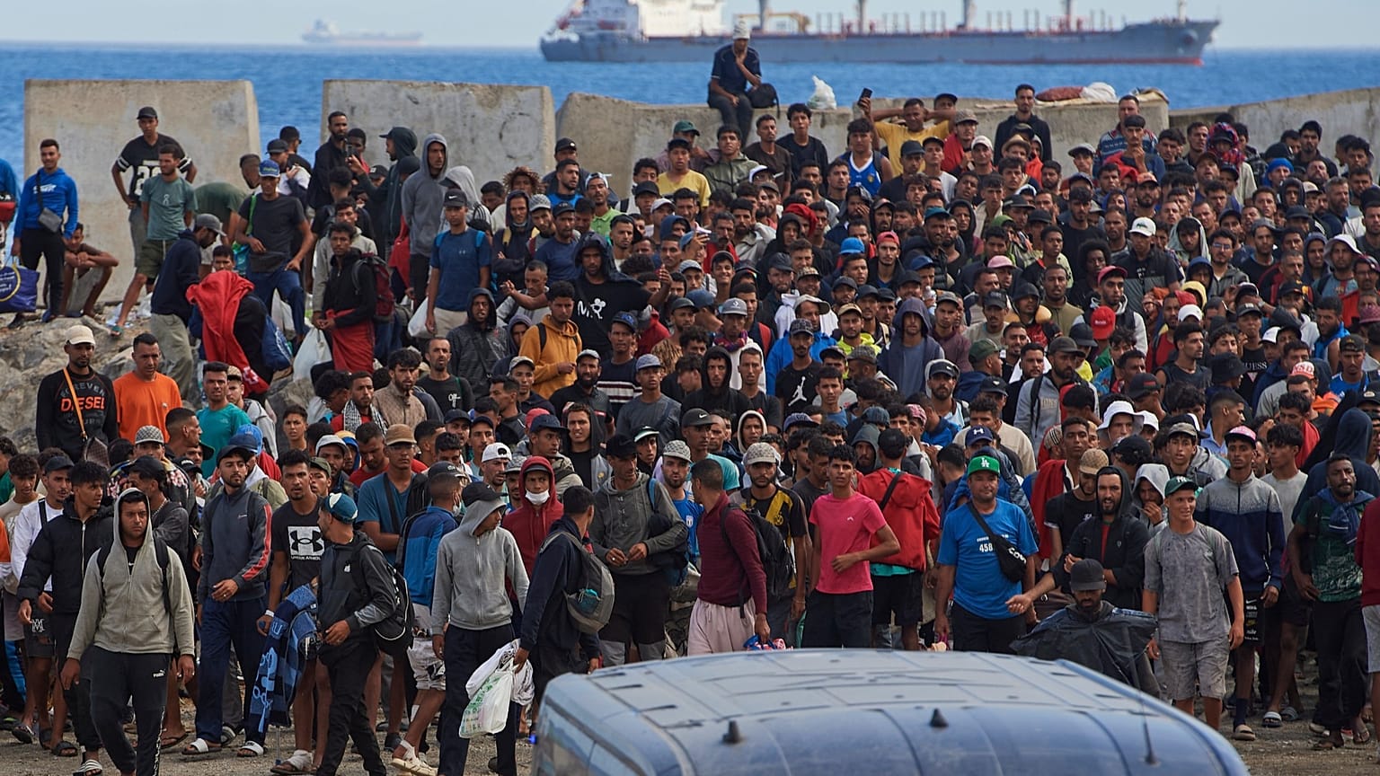 Migrantes que cruzaron de Marruecos a España regresan a una playa tras haber sido expulsados ​​de la zona en Ceuta, el 21 de agosto de 2026. (Foto AP/Antonio Sempere)