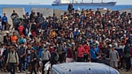 Migrantes que cruzaron de Marruecos a España regresan a una playa tras haber sido expulsados ​​de la zona en Ceuta, el 21 de agosto de 2026. (Foto AP/Antonio Sempere)