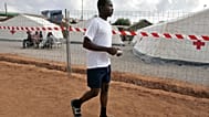 Un inmigrante pasea por Ceuta tras el último asalto a la ciudad