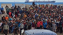 Μετανάστες που πέρασαν από το Μαρόκο στην Ισπανία επιστρέφουν σε παραλία, αφού είχαν απομακρυνθεί από την περιοχή στη Θέουτα, 21 Αυγούστου 2026. (Φωτ. AP/Antonio Sempere)