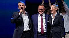 Le candidat de l'AfD aux élections régionales de Saxe-Anhalt Ulrich Siegmund avec les leaders du parti Tino Chrupalla et Alice Weidel à Magdebourg, le 6 septembre 2026.