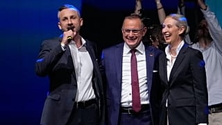 Le candidat de l'AfD aux élections régionales de Saxe-Anhalt Ulrich Siegmund avec les leaders du parti Tino Chrupalla et Alice Weidel à Magdebourg, le 6 septembre 2026.
