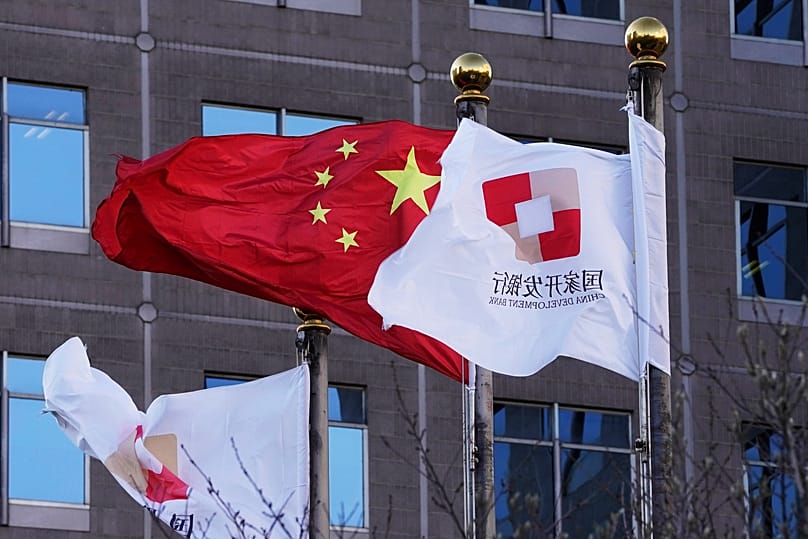 ARCHIVES. Des drapeaux de la China Development Bank flottent près d'un drapeau chinois devant une succursale de la banque à Pékin, janvier 2021
