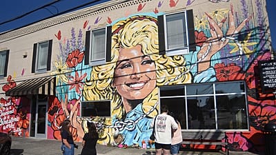Mourners visit the Dolly Parton mural in Ringgold, Ga. - Tuesday 25 August 2026