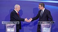 İsrail Başbakanı Binyamin Netanyahu (solda) ve Yunanistan Başbakanı Kiryakos Miçotakis,Kudüs'te düzenlenen üçlü toplantının ardından ortak basın toplantısında,  22 Aralık 2025