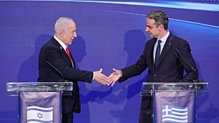 İsrail Başbakanı Binyamin Netanyahu (solda) ve Yunanistan Başbakanı Kiryakos Miçotakis,Kudüs'te düzenlenen üçlü toplantının ardından ortak basın toplantısında,  22 Aralık 2025