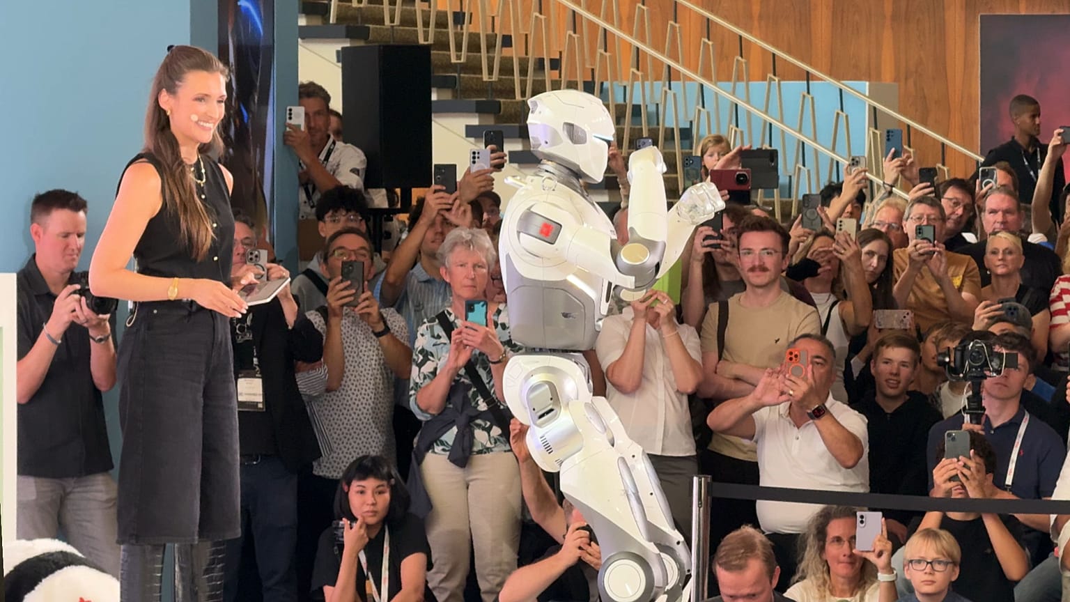 Robots humanoïdes et animaux robotiques sur le podium: danse, tai-chi, saltos arrière et grands écarts