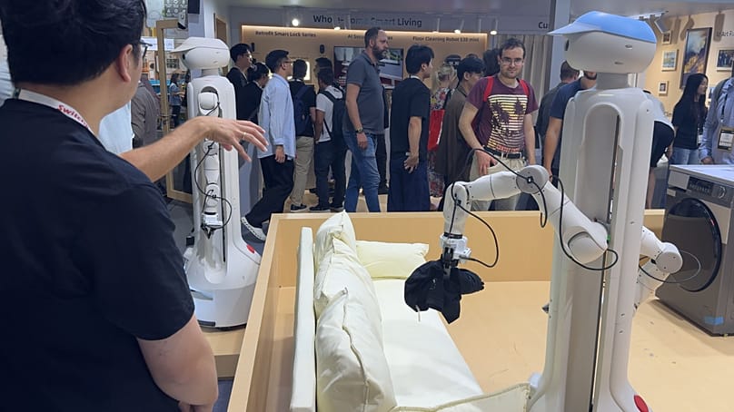 L'américain SwitchBot a présenté un robot chargeant du linge dans une machine à laver.