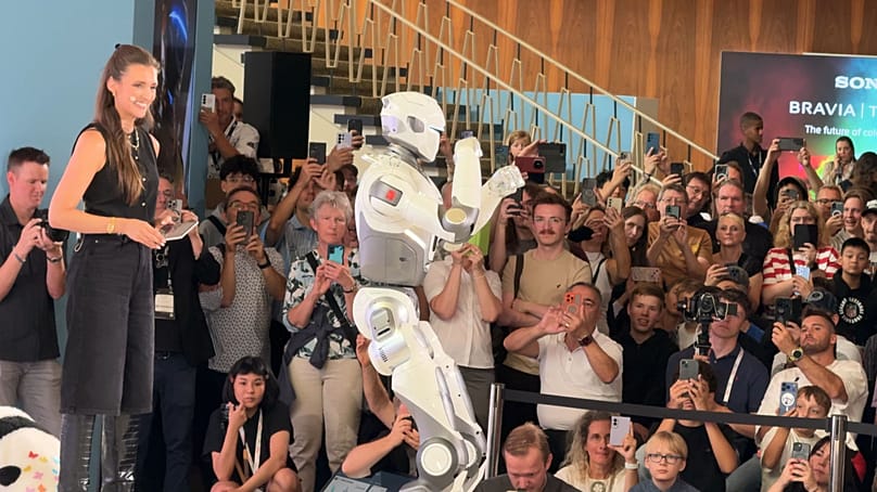 Robots humanoïdes et animaux robotiques se sont succédé sur le podium pour montrer l'étendue de leurs capacités.