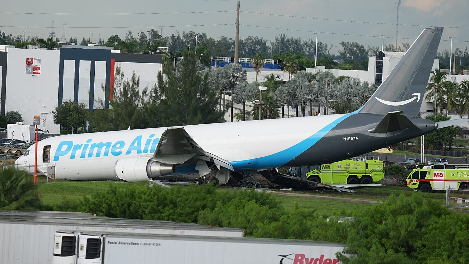 Un aereo cargo di Amazon è fermo all'aeroporto internazionale di Miami (MIA) dopo essere uscito di pista, domenica 6 settembre 2026.