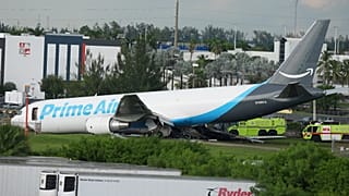 Aeronave de carga da Amazon está no Aeroporto Internacional de Miami (MIA) após ter ultrapassado a pista, domingo, 6 de setembro de 2026