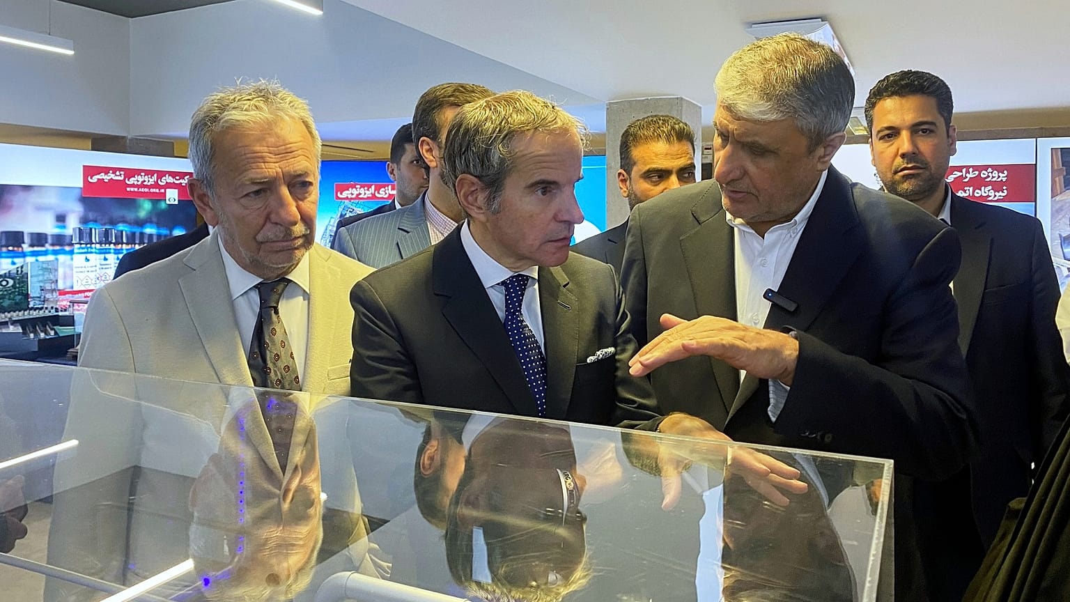 رئیس سازمان انرژی اتمی ایران در کنار مدیر کل آژانس در آوریل ۲۰۲۵