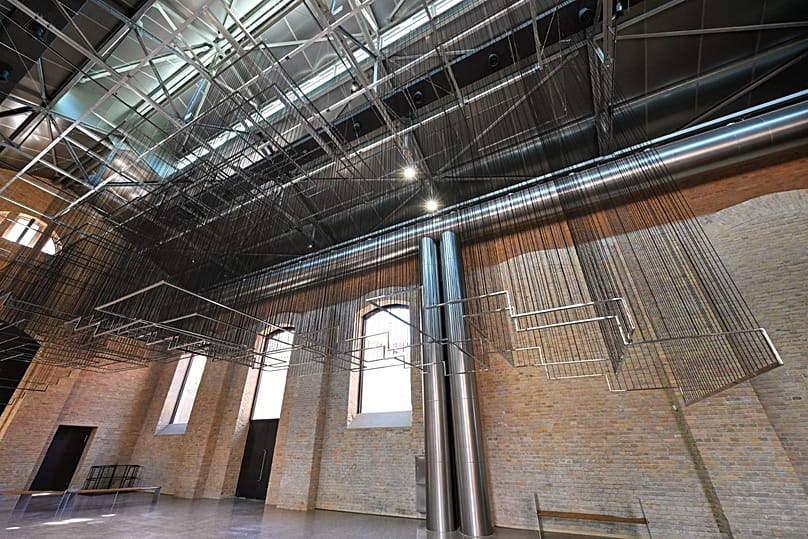 „Flying Carpets“ (2011) der in Berlin lebenden tunesisch-ukrainischen Künstlerin Nadia Kaabi-Linke