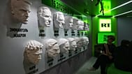 Барельеф «15 злобных зрителей Russia Today» на стенде телекомпании на Петербургском международном экономическом форуме, Санкт-Петербург, Россия, 3 июня 2026 г. 