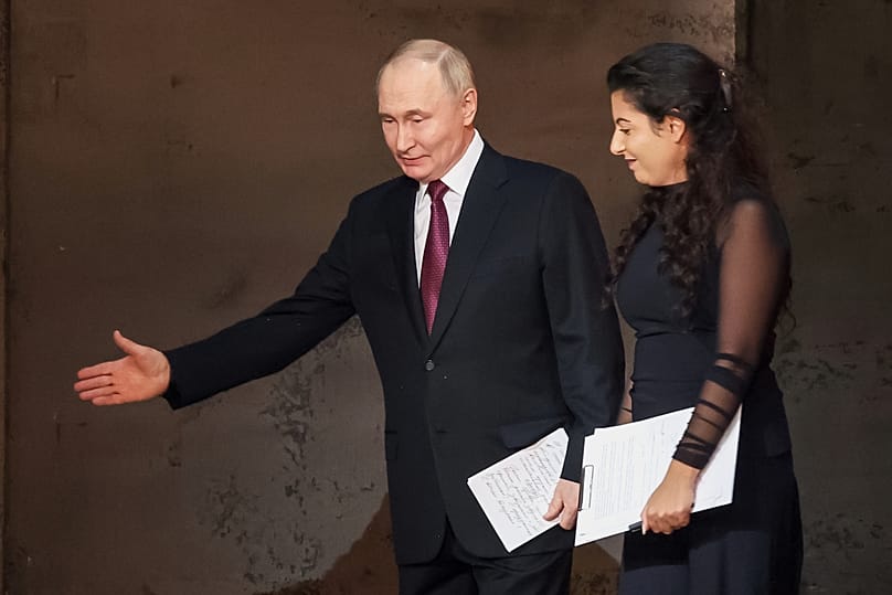 Президент РФ Владимир Путин и главный редактор Russia Today Маргарита Симоньян на праздновании 20-летия телеканала в Большом театре, Москва, 17 октября 2025 г.