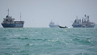 قارب بخاري يمر بجوار سفن تجارية راسية في مضيق هرمز قبالة بندر عباس، إيران، الأحد 6 سبتمبر 2026.