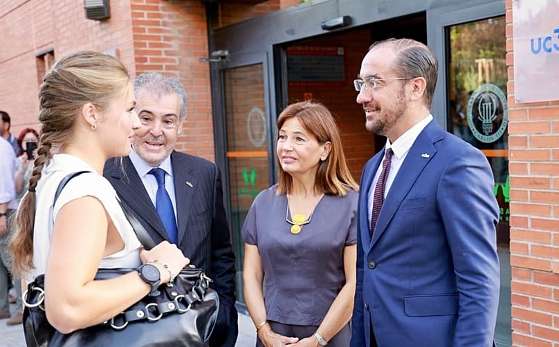 Leonor es recibida por el rector de la UC3M, Angel Arias; la vicerrectora, Pilar Otero, y el decano de la Facultad de Ciencias Sociales y Jurídicas, Antonio Descalzo