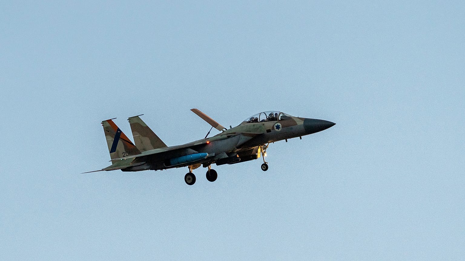 طائرة حربية إسرائيلية من طراز F-15 قبل هبوطها في قاعدة جوية وسط إسرائيل، الاثنين 15 أبريل 2024.