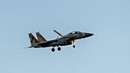 طائرة حربية إسرائيلية من طراز F-15 قبل هبوطها في قاعدة جوية وسط إسرائيل، الاثنين 15 أبريل 2024.